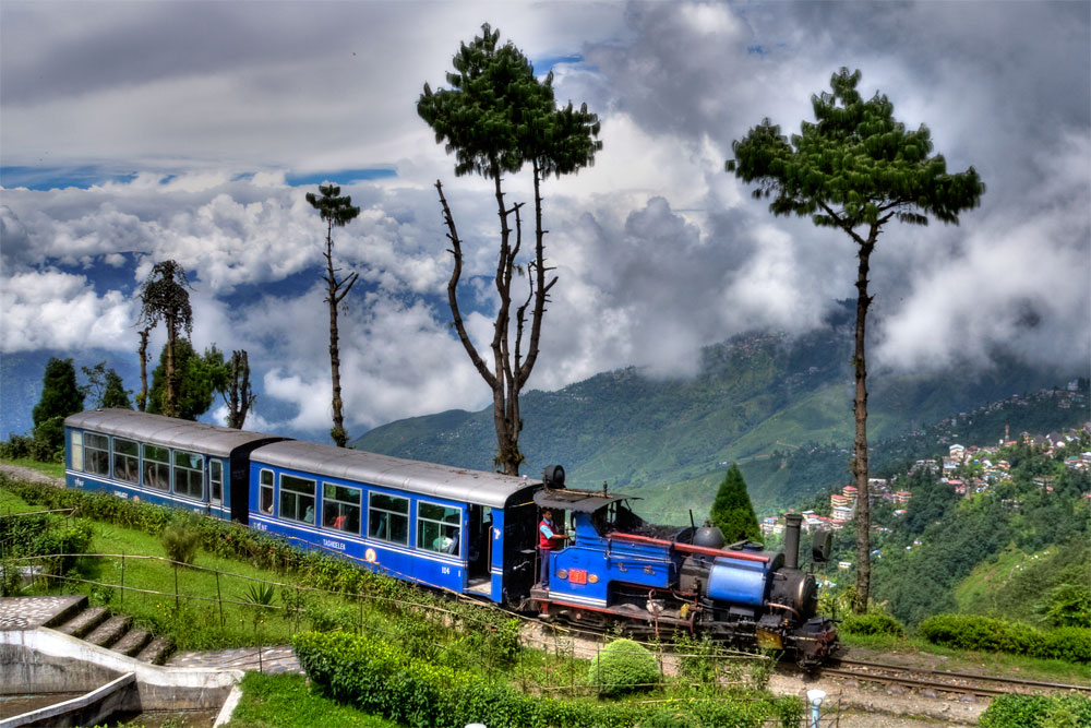 Take a trip to Darjeeling: Best Time, Places, Days & Budget