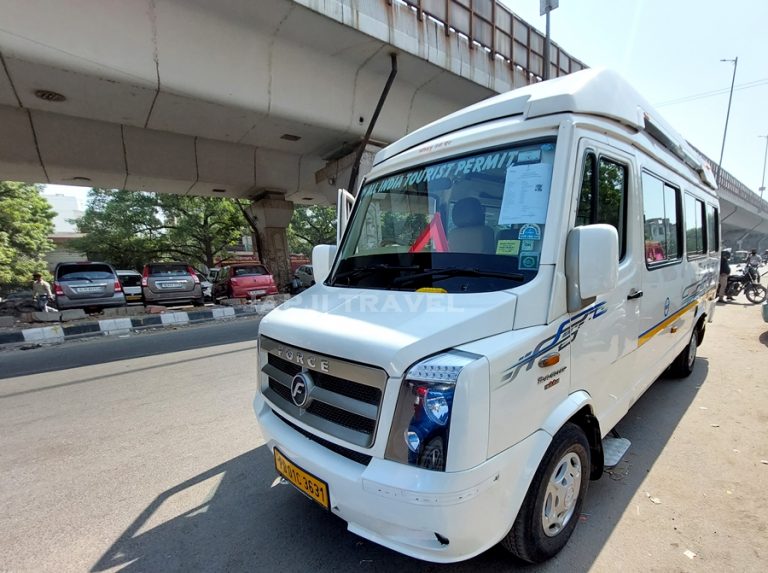 luxury tempo traveller image