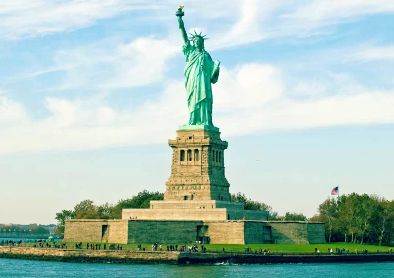 statue of Liberty is located in Upper New York