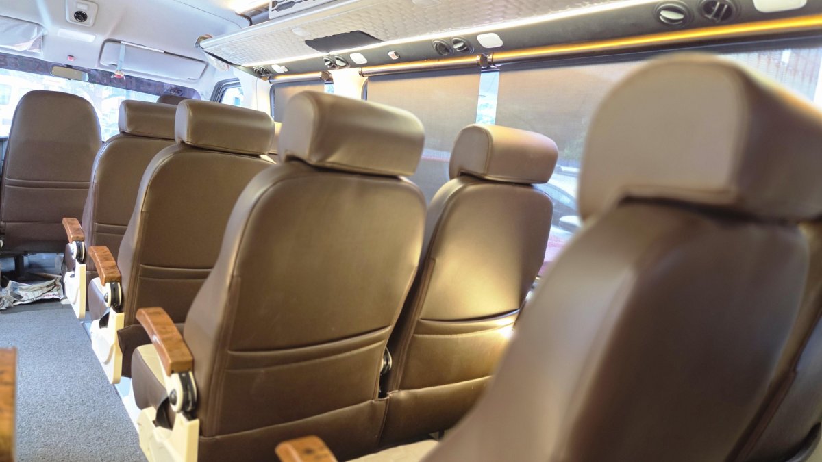 12 / 16 Seater Deluxe 2x1 Force Urbania Pictures