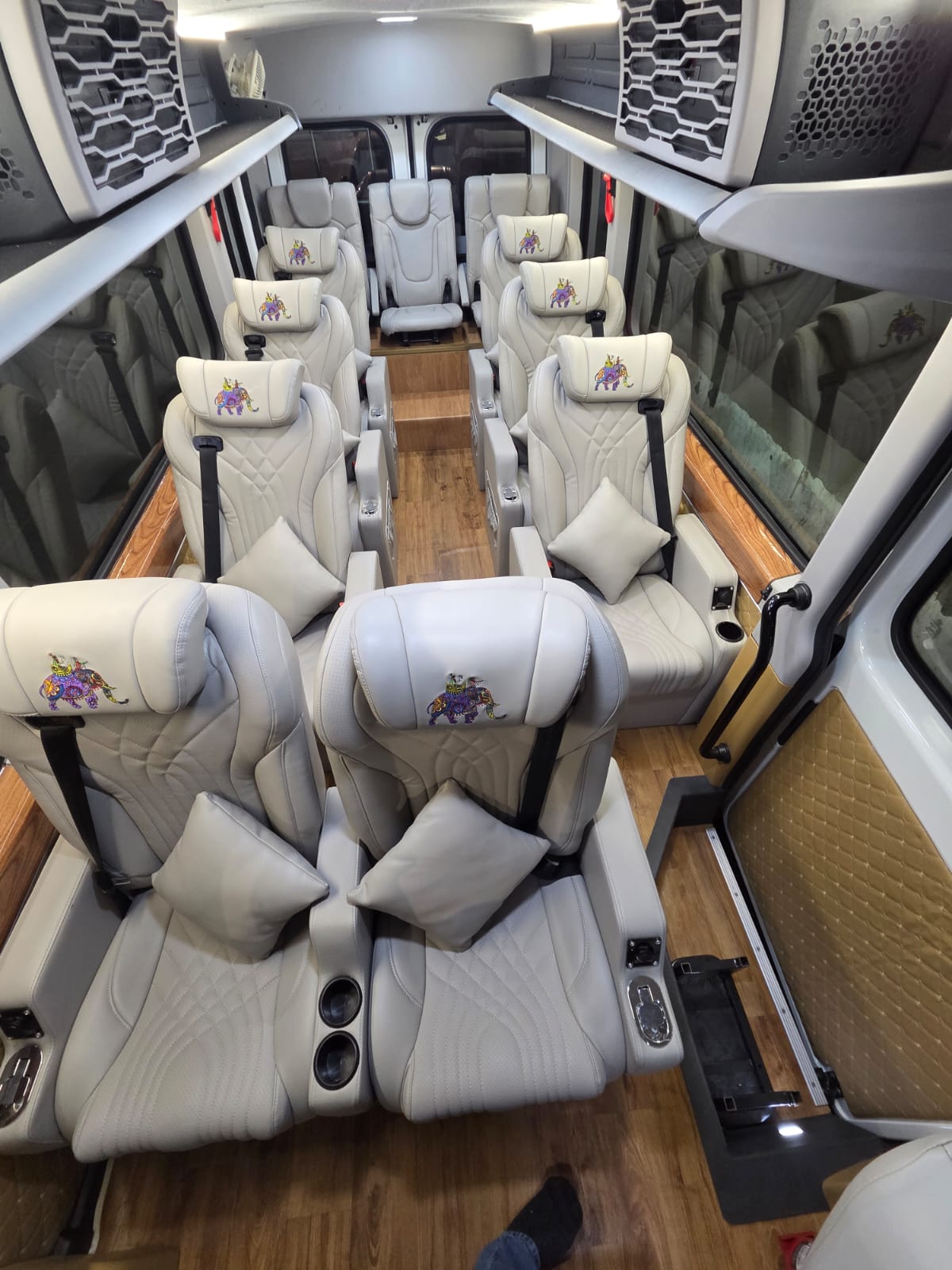 9 / 12 Seater 1x1 Maharaja Urbania
