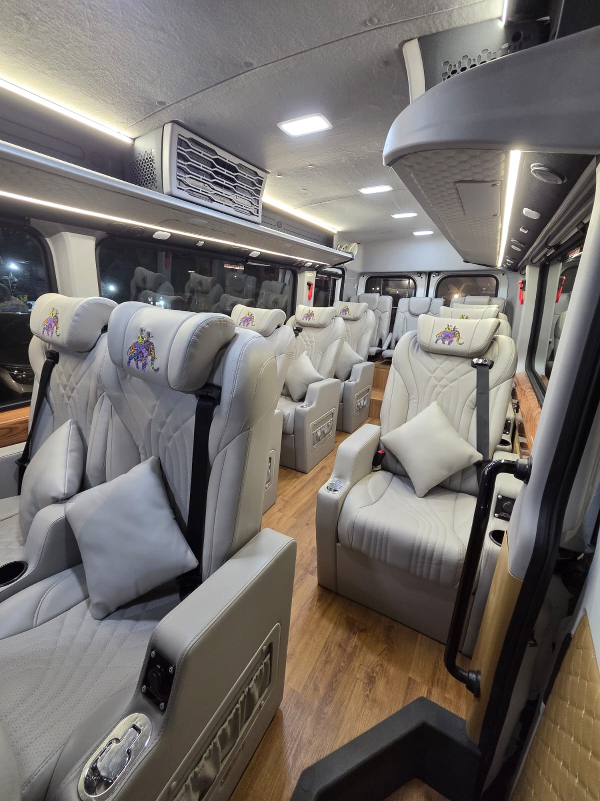 9 / 12 Seater 1x1 Maharaja Urbania