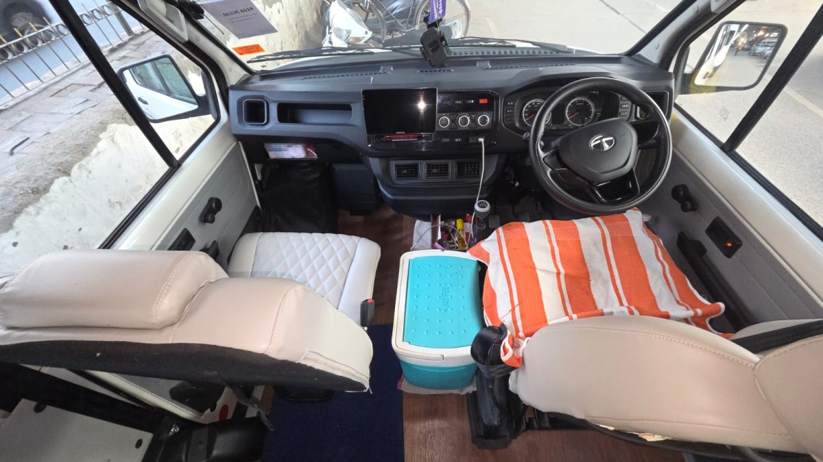 7 Seater Luxury Maharaja Tata Winger