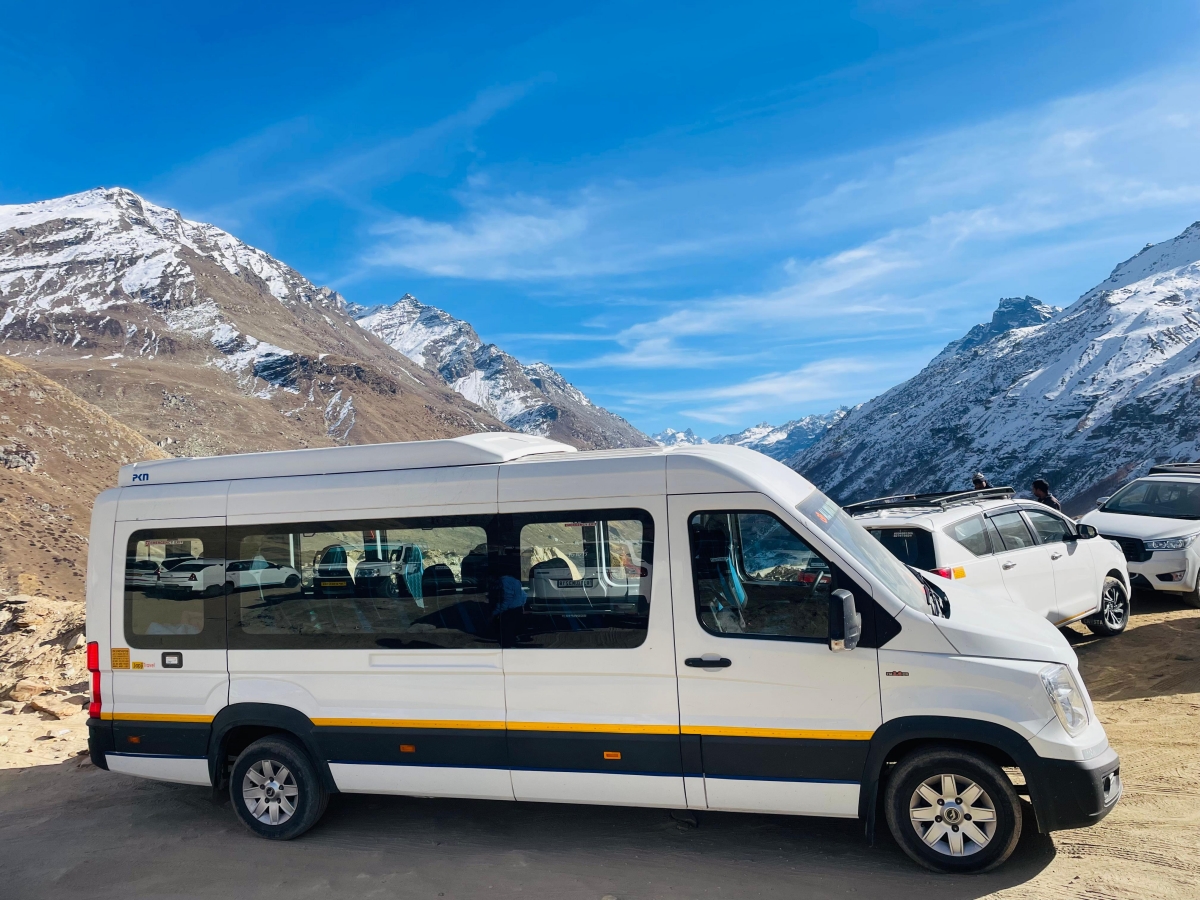 12 / 16 Seater Deluxe 2x1 Force Urbania Pictures